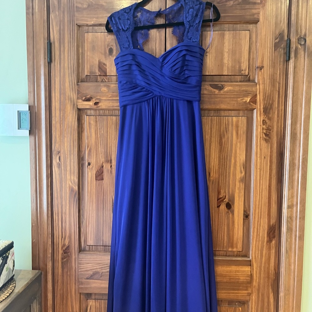Elegant Lace Evening Gown - Picture 7 of 7